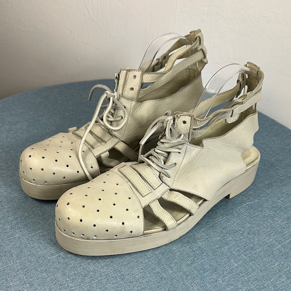 Esquivel Ivory Leather Round Toe Perforated Sandals Size 10